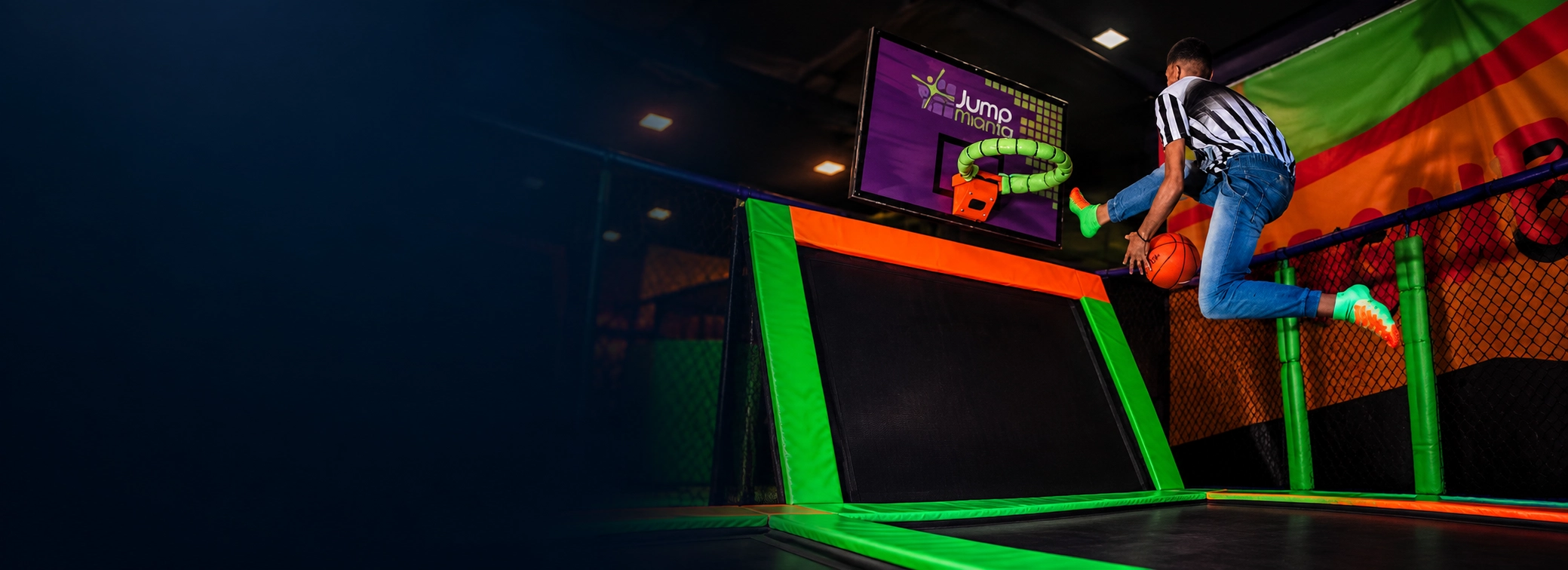 Atleta no trampolim do Jump Mania