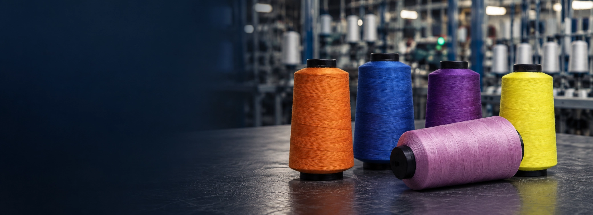 Cones de linha coloridos na fábrica Resistente